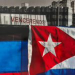 Флаги ДНР и Кубы напротив посольства США